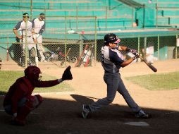 Carlos Tapia, de Algodoneros, durante el encuentro ante Rieleros.  /