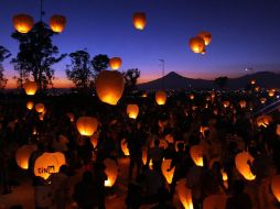 Se realizó el lanzamiento de miles de globos de cantoya para superar el Récord Guinness. NOTIMEX  /