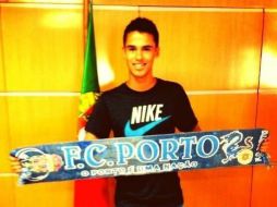 Tras darse a conocer la noticia del fichaje, el defensa subió a internet una fotografía con una bufanda de su próximo club. ESPECIAL  /