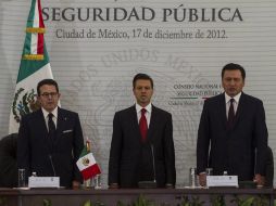 Enrique Peña Nieto (d) y Miguel Ángel Osorio Chong (i) durante a segunda sesión del Consejo Nacional de Seguridad Pública.  NOTIMEX  /