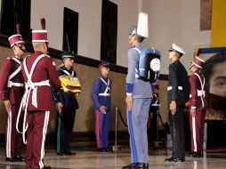 Soldados participan durante la ceremonia de izamiento de la bandera nacional, en el marco de la conmemoración. XINHUA  /