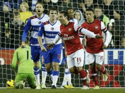 El español Cazorla (c) firmó su primer triplete para el club inglés. REUTERS  /