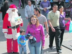 Comercio de temporada. Un Santa Claus ofrece a los transeúntes la tradicional fotografía navideña en el Centro tapatío.  /