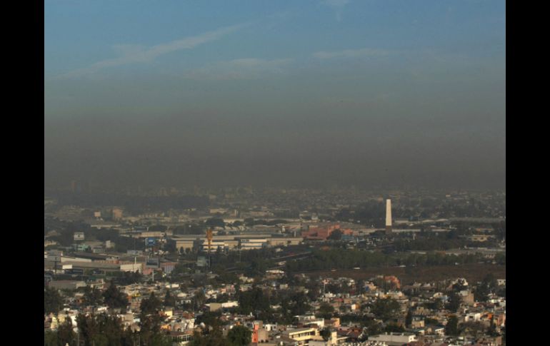 La inversión térmica es resultado de contaminantes atrapados por el frio y se mantiene a baja altura casi durante el día. ARCHIVO  /