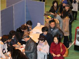 Electores haciendo fila para votar. Las elecciones en Corea del Sur fueron reñidas. EFE  /