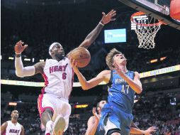 Aunque dominaron en la pintura, los Timberwolves acabaron cediendo el partido ante la ofensiva del Heat. AFP  /