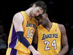 Pau Gasol (i) y Kobe Bryant (d) durante el partido. AP  /