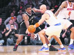 Con Permiso. Jason Kidd le roba el balón a Joe Johnson, durante el juego en el Madison Square Garden. AFP  /