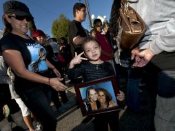 Con flores, mantas, pancartas y fotografías, los fanáticos se despidieron de la ''Diva de la banda''. XINHUA  /