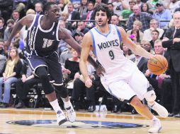 Dónde están los compañeros. Ricky Rubio intenta eludir la marca de Reggie Jackson.  AP  /