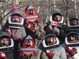 Familiares del canadiense Christopher Hadfield lo animan en su viaje. ARCHIVO  /