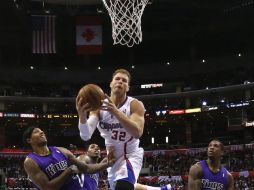 Blake Griffin, de los Clippers, anotando un tanto durante el juego con los Kings de Sacramento. AFP  /