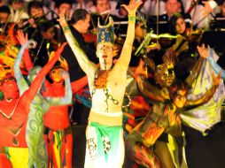 Jóvenes representando a algunas de las estelas mayas que hay en el parque arqueológico de Copán. AFP  /