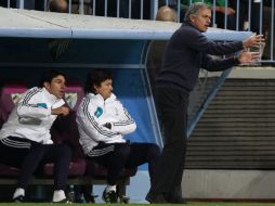 José Mourinho da instrucciones durante el partido. REUTERS  /