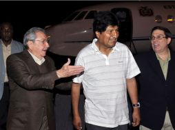 Raúl Castro recibe a Evo Morales en el Aeropuerto Internacional José Martí, en La Habana. AFP  /