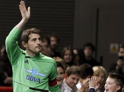 Iker Casillas saluda durante la celebración de una partido en apoyo a gente de bajos recursos. EFE  /