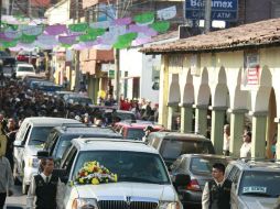 Cientos de personas despidieron este martes en un homenaje a los cuatro policías municipales.  /