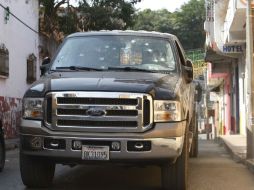 Camioneta baleada, tras enfrentamiento en la cabecera municipal de Pihuamo, fue asegurada por las autoridades estatales.  /