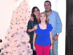 ANFITRIONES. Antonella Rivas, Pedro Javelly e Hilda Gerini.  /