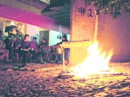 TRADICIÓN NO RECOMENDABLE. Una familia al calor del fuego en su domicilio cercano al cruce de 8 de Julio y Santa Rita.  /