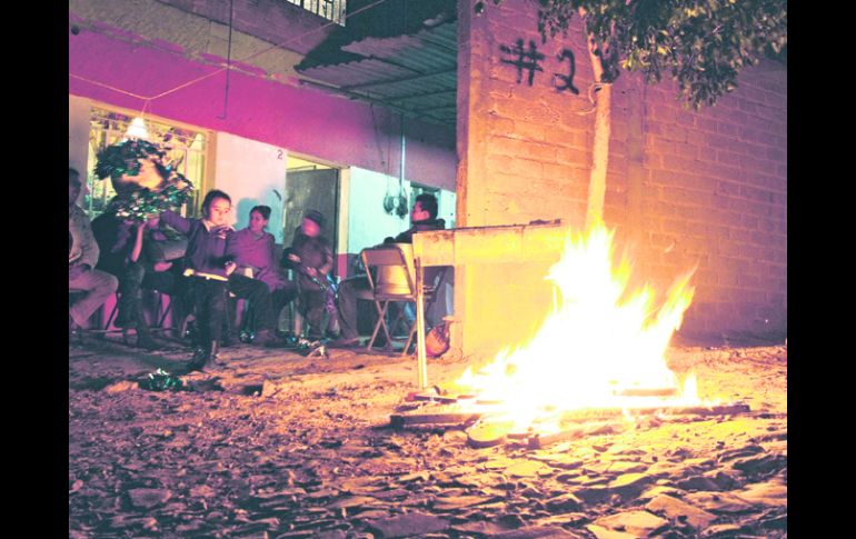 TRADICIÓN NO RECOMENDABLE. Una familia al calor del fuego en su domicilio cercano al cruce de 8 de Julio y Santa Rita.  /