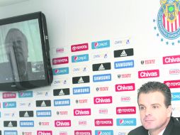 Atento. Dennis te Kloese (derecha) escucha lo que dice Jorge Vergara (en la TV), quien fue enlazado desde Los Ángeles. MEXSPORT  /