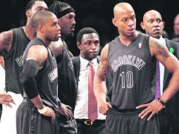 De más a menos. Avery Johnson (centro) no puede ocultar su frustración, durante el juego ante los Celtics. AFP  /