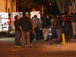 Personal del Instituto Jalisciense de Ciencias Forense acudieron a levantar el cuerpo de la mujer. ARCHIVO  /