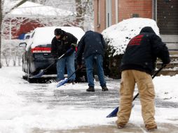 Habitantes limpian la nieve frente a viviendas en Chicago. AP  /