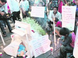 El cuerpo de un bebé fue velado en el plantón de los indígenas triquis desplazados de San Juan y San Miguel Copala. EL UNIVERSAL  /