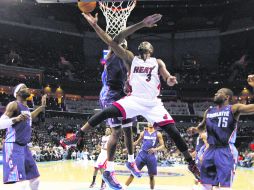 En la polémica. Dwyane Wade anota, durante el juego en Charlotte donde se originó el castigo. AFP  /