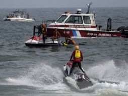 El helicóptero se hundió en el mar, aunque mantuvieron el acceso a la playa para los visitantes. REUTERS  /