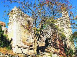SENDERO. Entre el montaráz aparecen magníficas las ruinas de la convertidora eléctrica del Amparo.  /