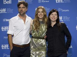 Thomas Anderson, Amy Adams (c) y la productora Joanne Seller posan durante conferencia. ARCHIVO  /