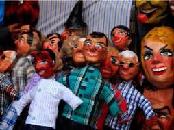 Los monigotes se queman a las 12 de la noche del 31 de diciembre. EFE  /