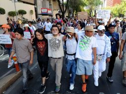 Los manifestantes marchan sobre Paseo de la Reforma con dirección al Zócalo. EL UNIVERSAL  /