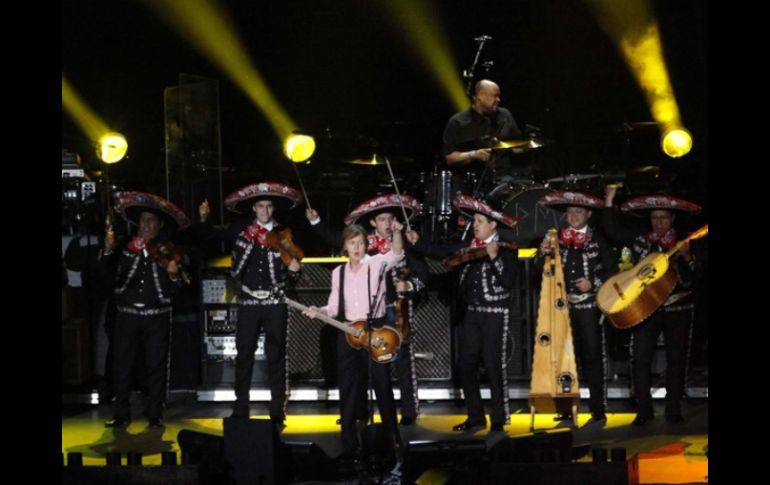 El ex beatle Paul McCartney compartió escenario con el Mariachi Gama Mil, en el Zócalo capitalino. ARCHIVO  /
