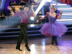 La producción une a famosos como Kirstie Alley, con bailarines profesionales, en una competencia en vivo. ARCHIVO  /