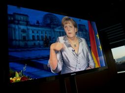 Merkel se ve en una pantalla mientras se prepara para grabar su mensaje de Año Nuevo. REUTERS  /