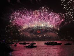 En Sídney se lanzaron siete toneladas de juegos pirotécnicos desde techos y barcazas. AFP  /