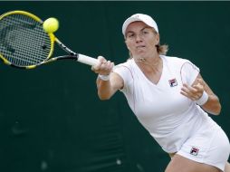 Svetlana Kuznetsova se tomó una larga pausa tras el segundo set para recibir atención por una lesión en un pie. ARCHIVO  /