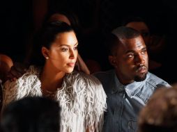 La pareja de celebridades, compartiendo un desfile de modas antes de que el rapero diera a conocer la noticia. REUTERS  /