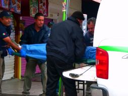 Personal del Instituto Jalisciense de Ciencias Forenses levantaron el cuerpo de Méndez Jiménez.  /