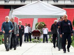 Aficionados y personalidades han acudido a dar el último adiós al símbolo del futbol tapatío, Chava Reyes.  /
