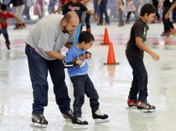 La pista de hielo en Tlaquepaque permanecerá hasta el próximo 15 de enero en la explanada del Jardín Hidalgo. ARCHIVO  /
