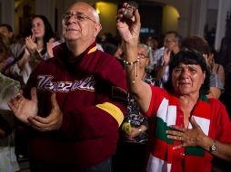 Varias personas asisten a una misa por la salud del presidente de Venezuela, Hugo Chávez. EFE  /