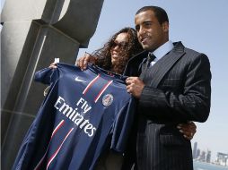 Lucas Moura posa con su madre durante la conferencia de prensa en el Museo de Arte Islámico de Doha. AFP  /