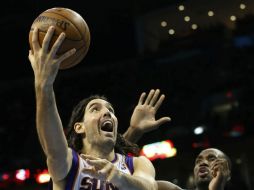 Luis Scola,  tira frente al jugador de los Rayos de Oklahoma City, Serge Ibaka. AP  /