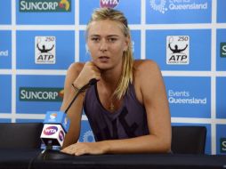 La tenista rusa María Sharapova, número dos de mundo, da una rueda de prensa para anunciar su retirada del torneo de Brisbane. EFE  /