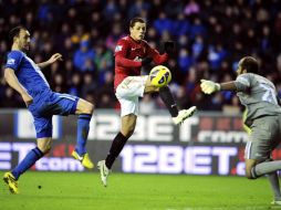 Javier 'Chicharito' Hernandez (c) trata de marcar ante el Wigan durante el partido correspondiente a la Premier League. EFE  /